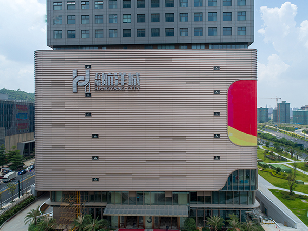 南寧五象航洋城玻璃幕墻發(fā)光字工程案例